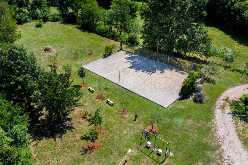 Grande tenuta, 8000 m2, 3 case, 2 piscine, vicino a Žminj,