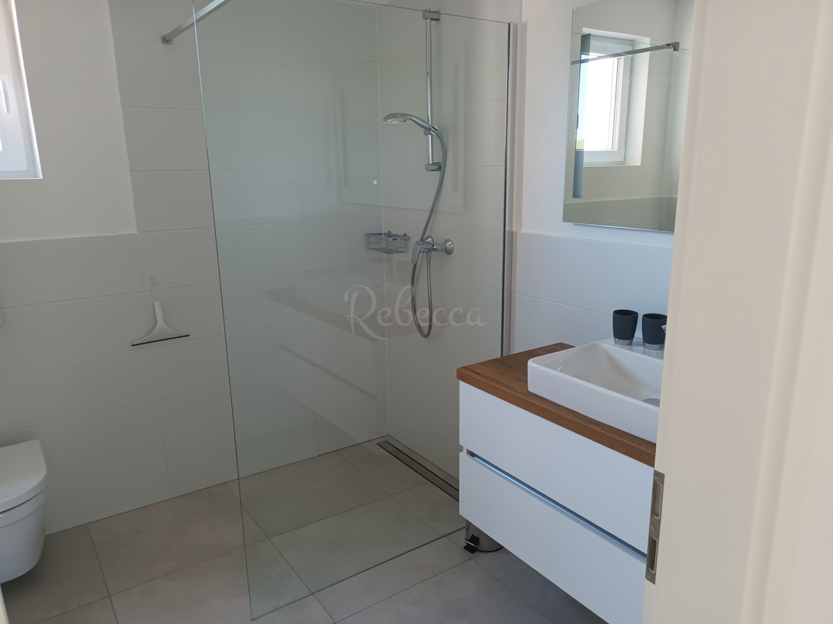 Appartamento 1° piano, 2 camere da letto, parcheggio, vista mare, Peroj
