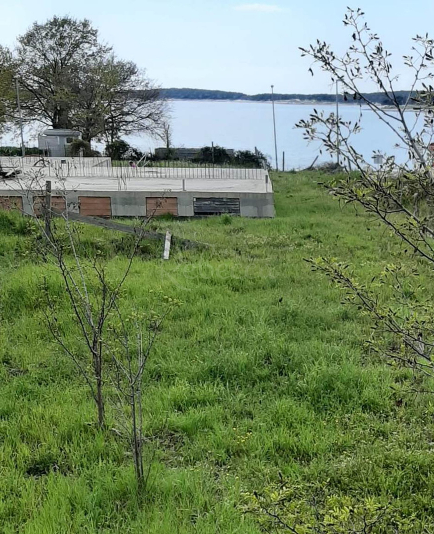 Medolino, prima fila al mare, terreno edificabile per una villa con un progetto