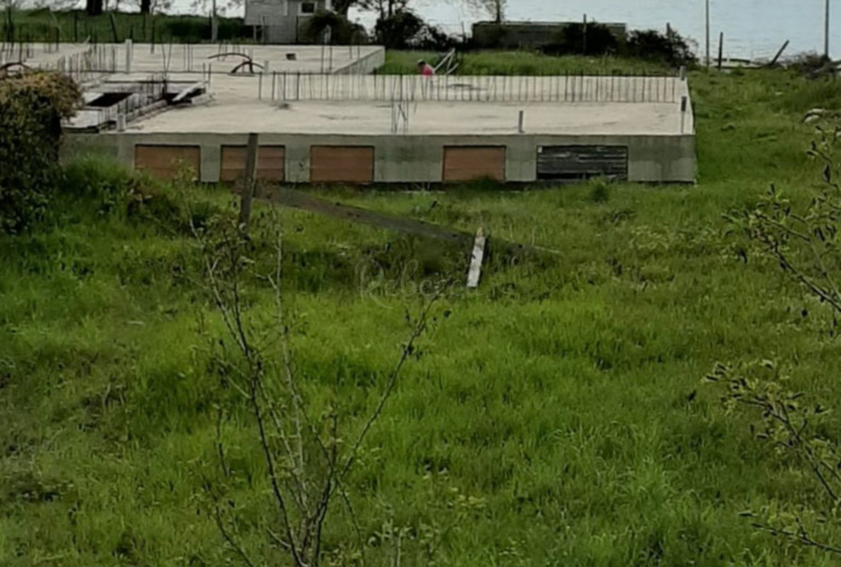 Medolino, prima fila al mare, terreno edificabile per una villa con un progetto