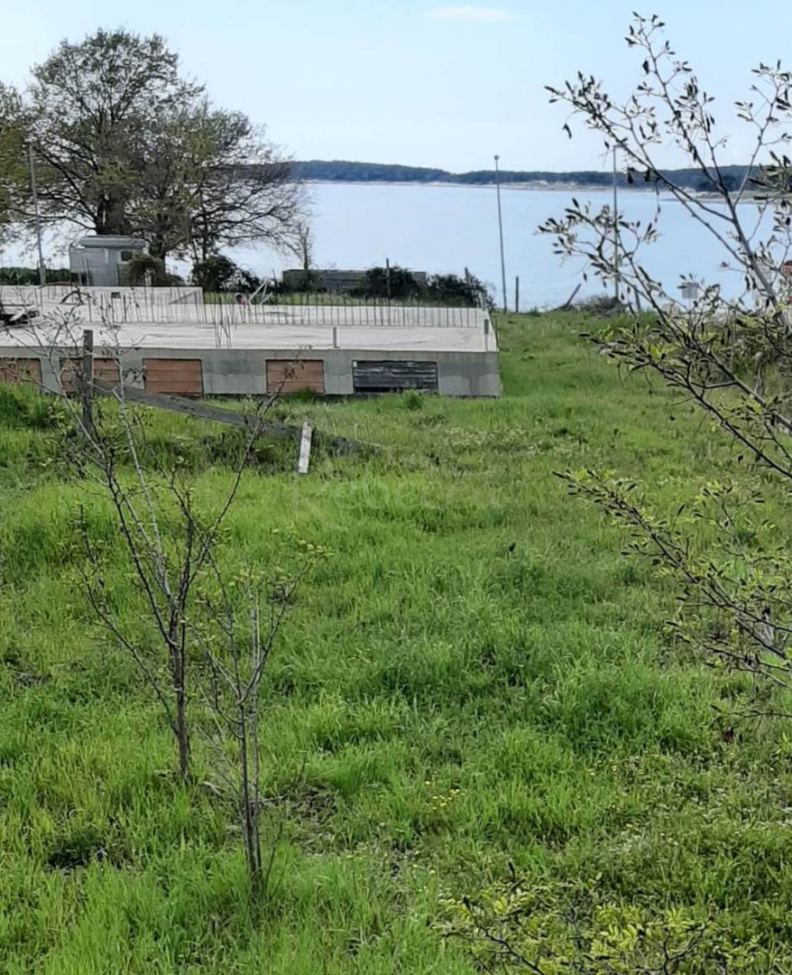 Medolino, prima fila al mare, terreno edificabile per una villa con un progetto