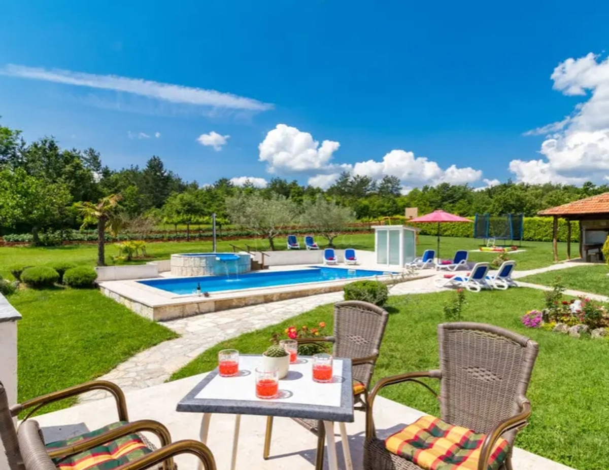 ISTRIA - MOTOVUN: CASA CON PISCINA, AMPIO GIARDINO