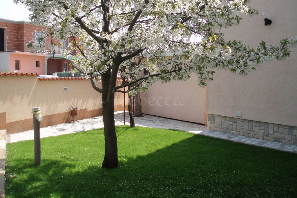 Palazzina, 330 m2, vista mare, Fasana