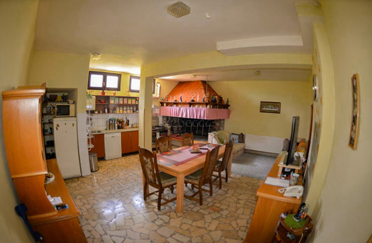 Casa con 6 appartamenti, taverna e Kažun