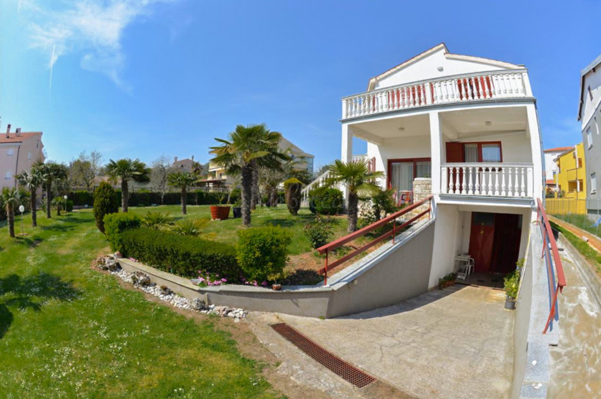 Casa con 6 appartamenti, taverna e Kažun