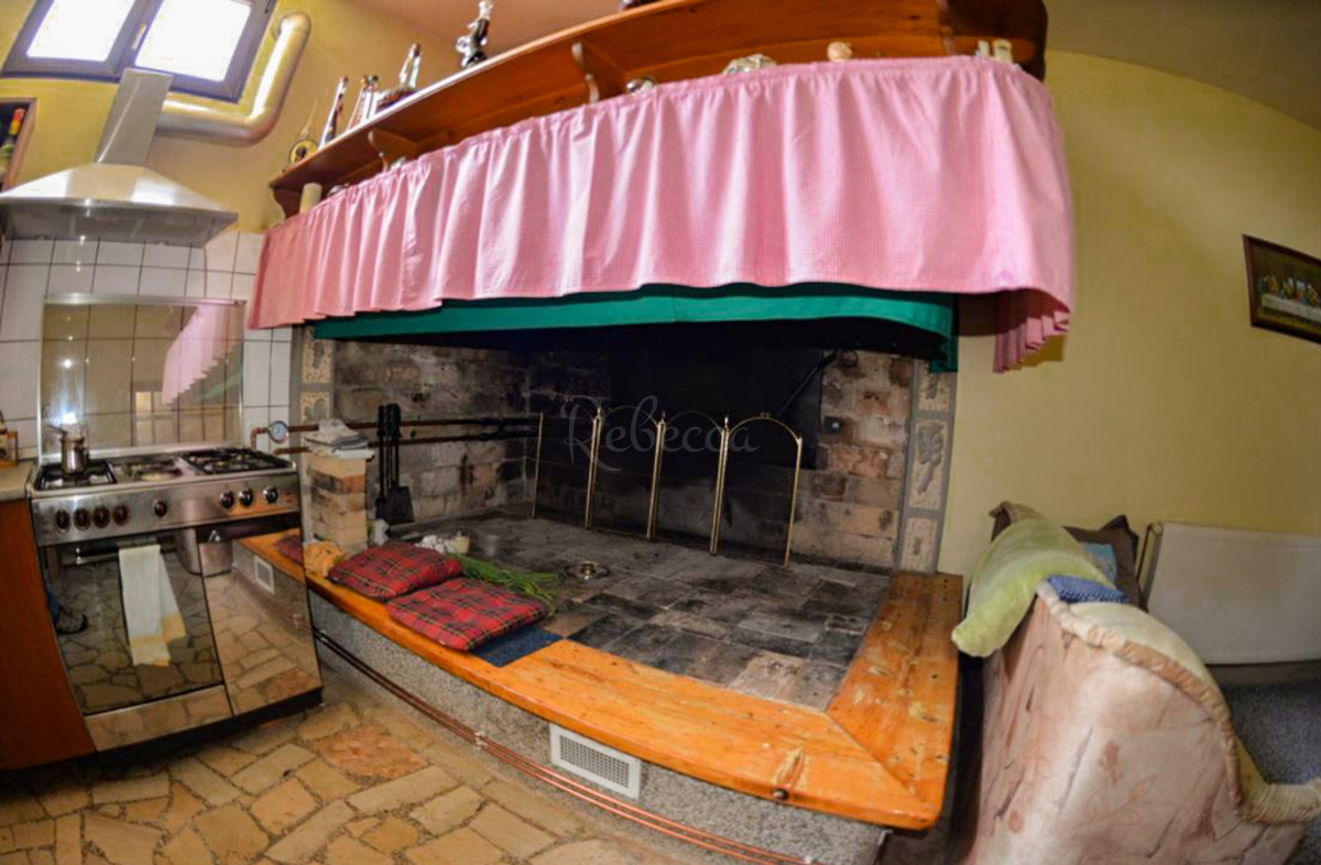 Casa con 6 appartamenti, taverna e Kažun