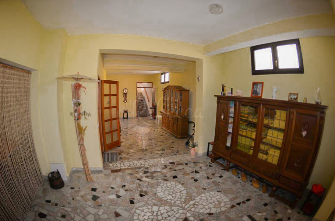 Casa con 6 appartamenti, taverna e Kažun