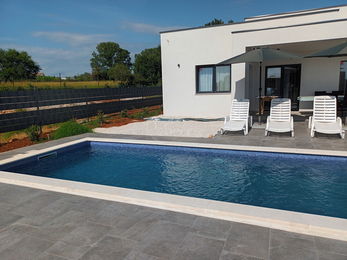 Nuova casa con piscina, vista mare, Dignano ​