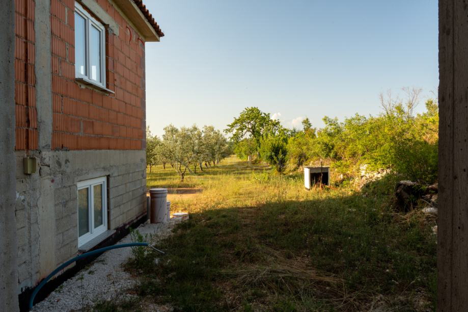 Casa 280 m2, due appartamenti, ampio giardino, vicino a Dignano