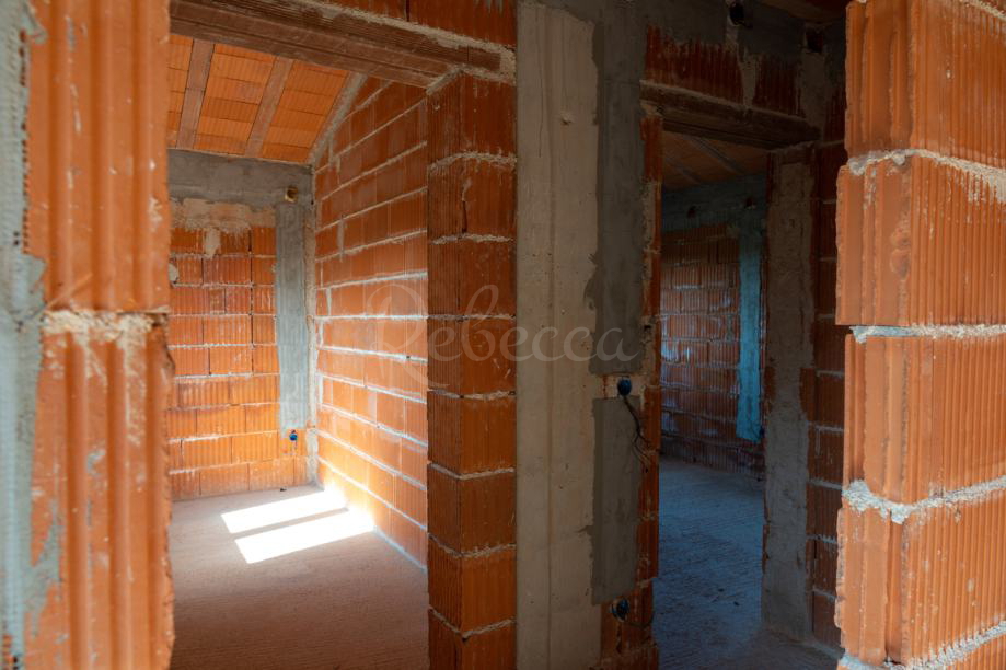 Casa 280 m2, due appartamenti, ampio giardino, vicino a Dignano