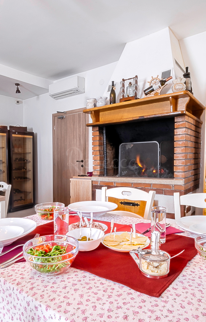 Fabbricato residenziale-commerciale-ricettivo con terreno edificabile