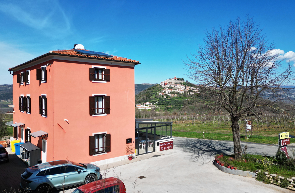Fabbricato residenziale-commerciale-ricettivo con terreno edificabile