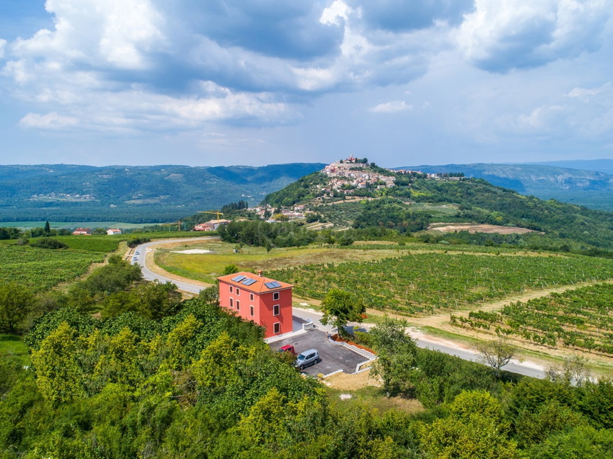 Fabbricato residenziale-commerciale-ricettivo con terreno edificabile