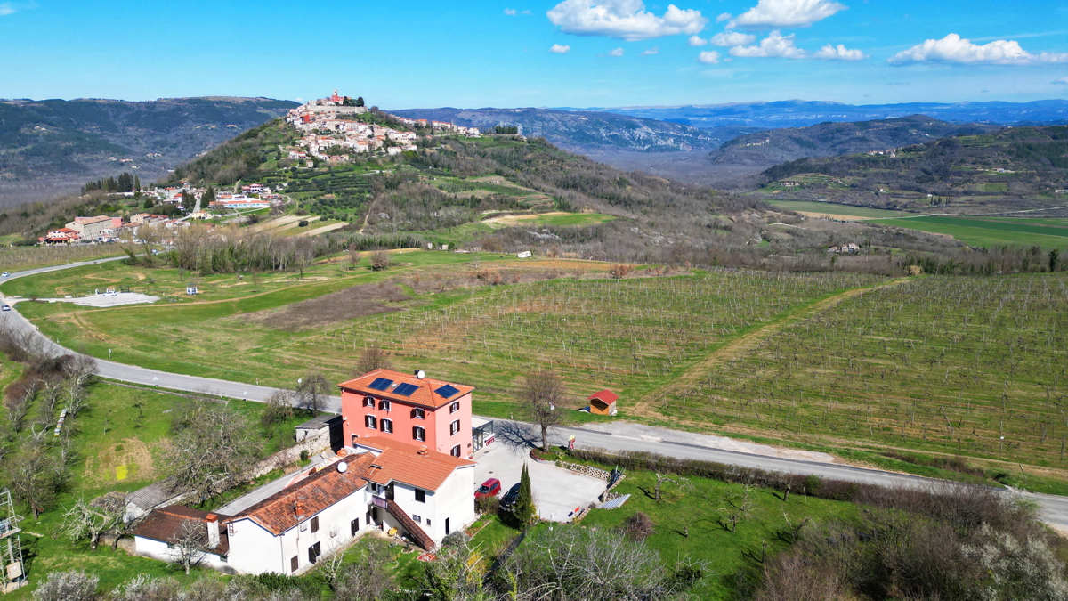 Fabbricato residenziale-commerciale-ricettivo con terreno edificabile