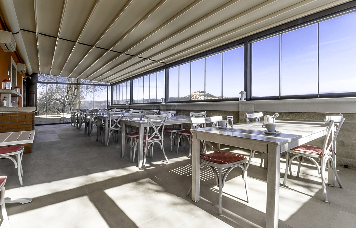 Fabbricato residenziale-commerciale-ricettivo con terreno edificabile