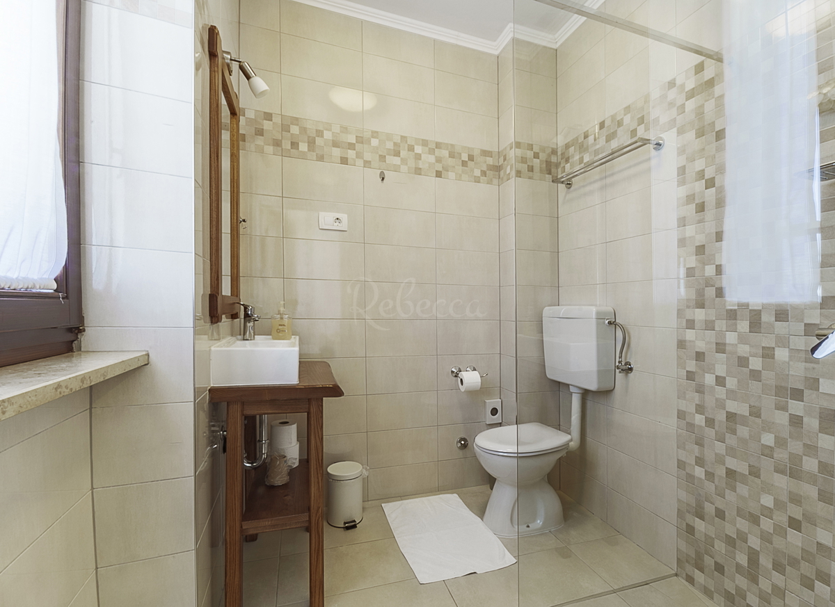 Fabbricato residenziale-commerciale-ricettivo con terreno edificabile