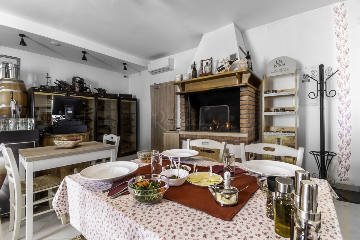 Fabbricato residenziale-commerciale-ricettivo con terreno edificabile