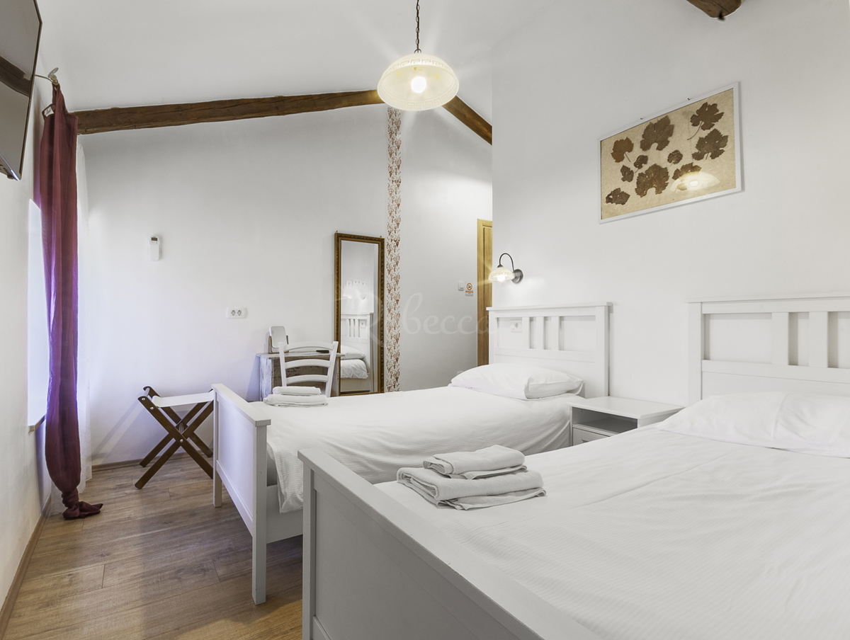 Fabbricato residenziale-commerciale-ricettivo con terreno edificabile