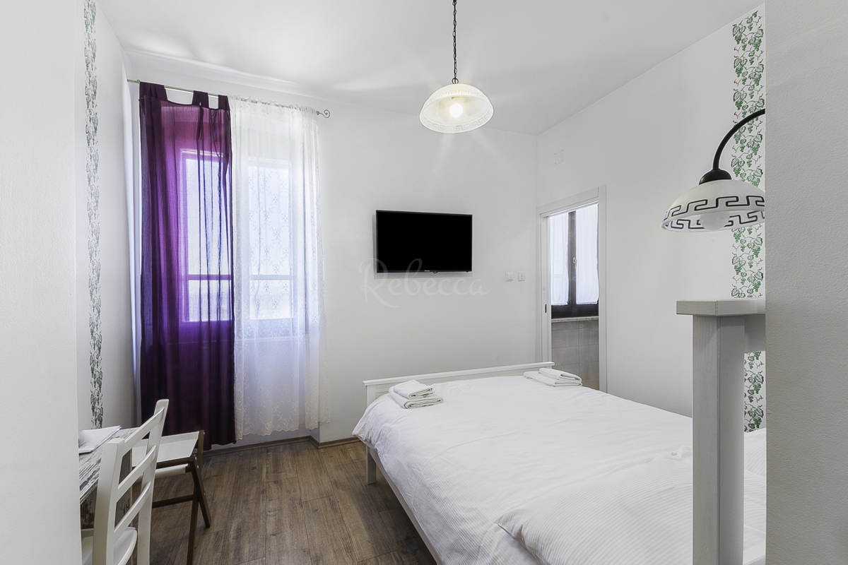 Fabbricato residenziale-commerciale-ricettivo con terreno edificabile