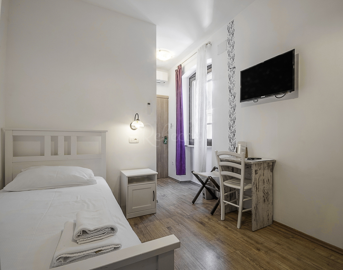 Fabbricato residenziale-commerciale-ricettivo con terreno edificabile