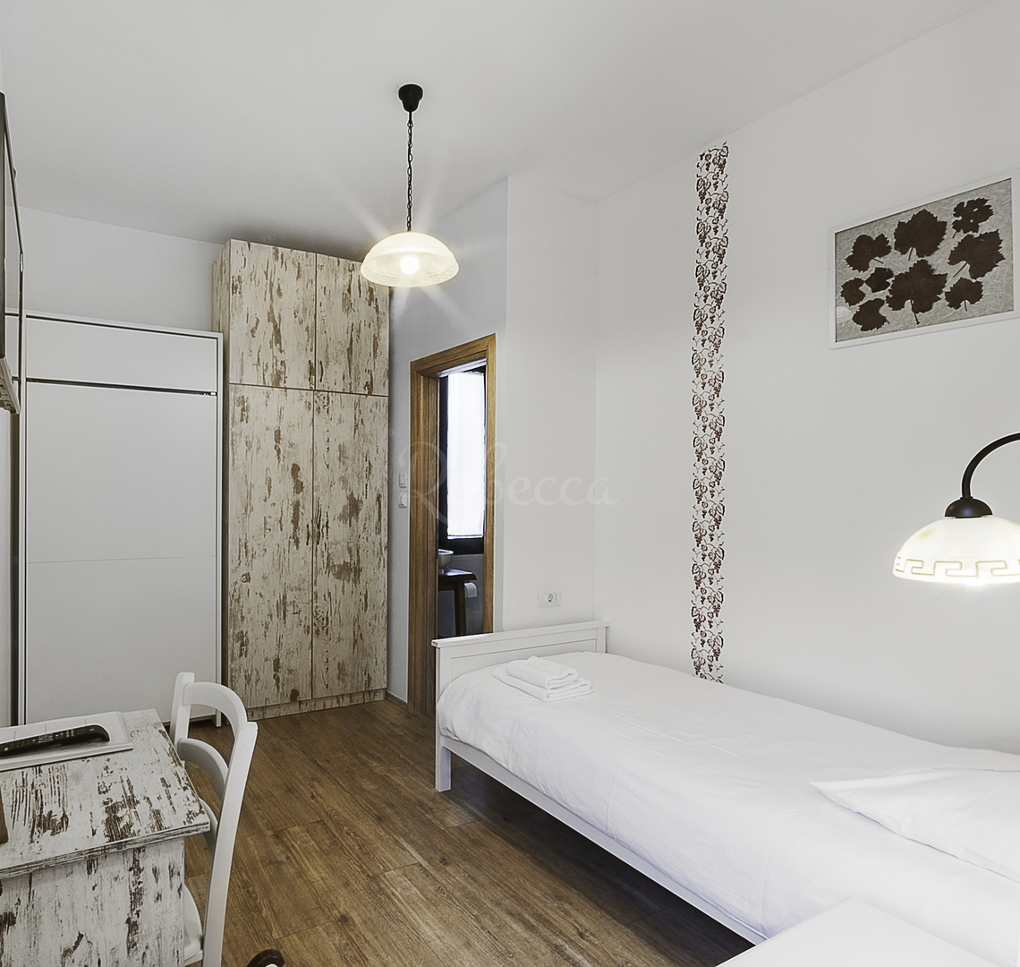 Fabbricato residenziale-commerciale-ricettivo con terreno edificabile