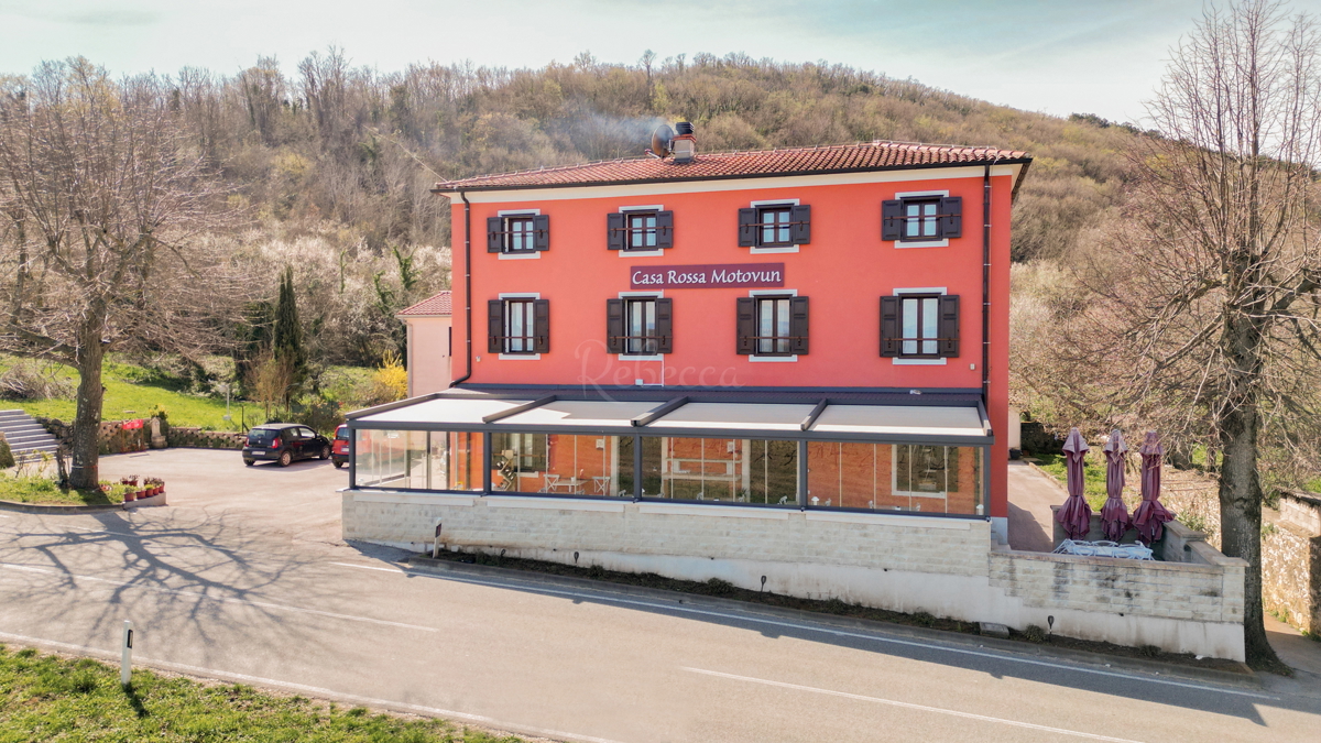 Fabbricato residenziale-commerciale-ricettivo con terreno edificabile