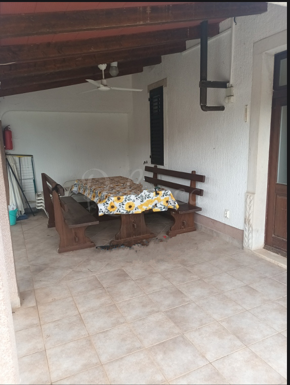 Casa a un piano con piscina, garage, giardino, Peruški