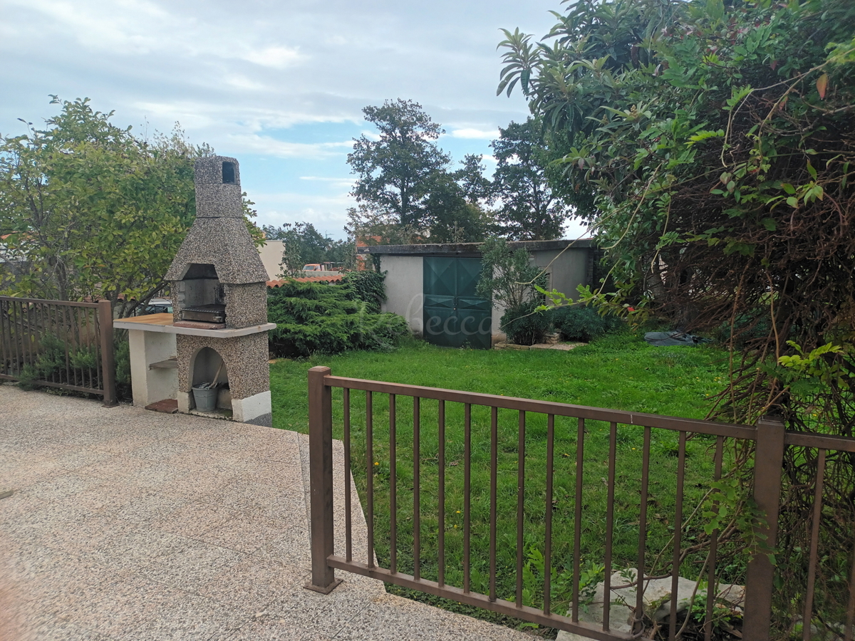 Casa a un piano con piscina, garage, giardino, Peruški