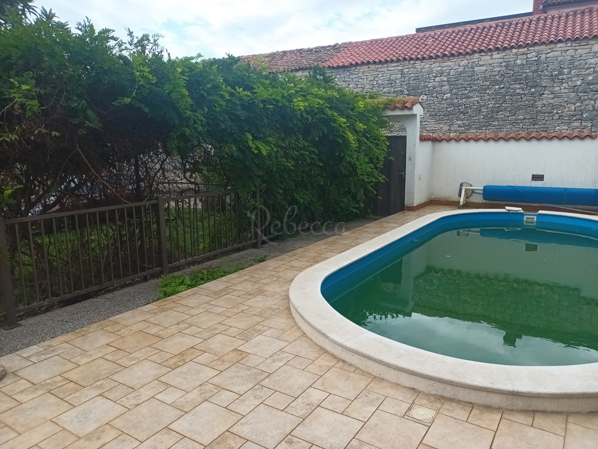 Casa a un piano con piscina, garage, giardino, Peruški