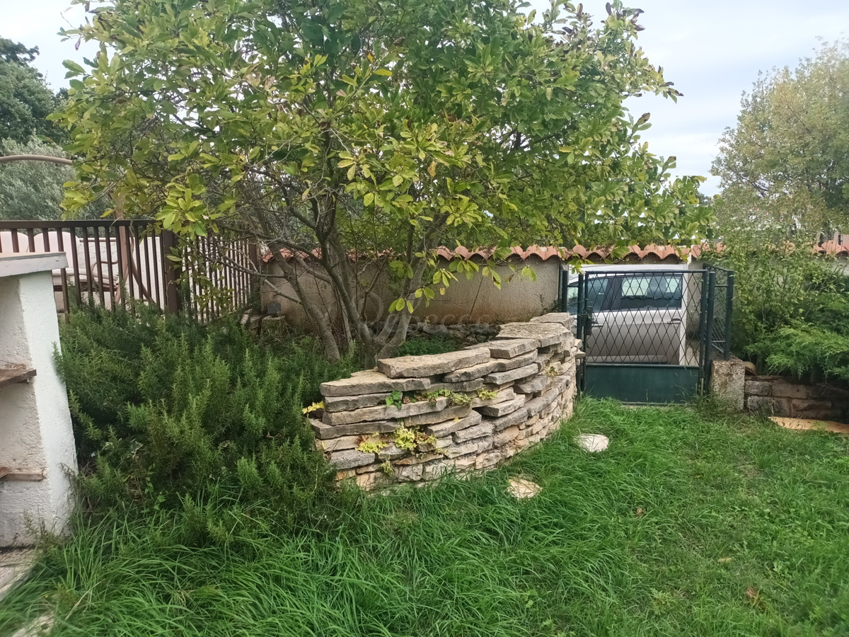 Casa a un piano con piscina, garage, giardino, Peruški