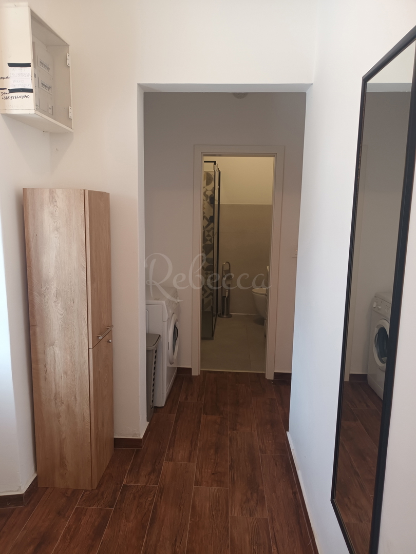 Casa a un piano con piscina, garage, giardino, Peruški