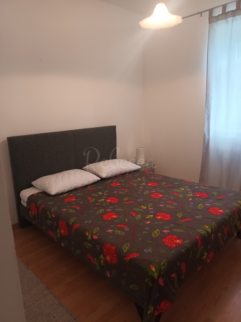 Casa a un piano con piscina, garage, giardino, Peruški