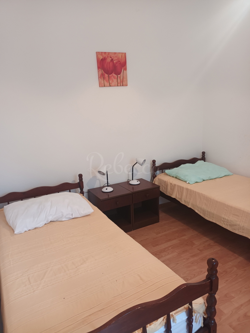 Casa a un piano con piscina, garage, giardino, Peruški