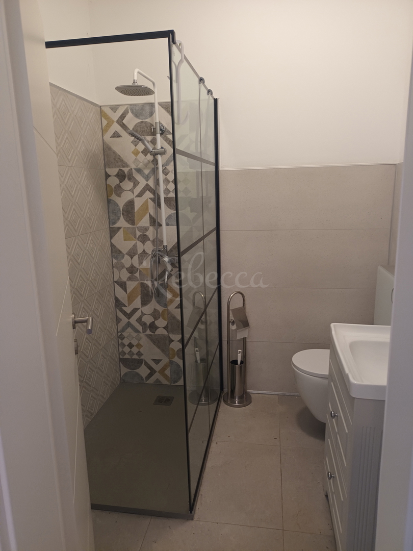 Casa a un piano con piscina, garage, giardino, Peruški