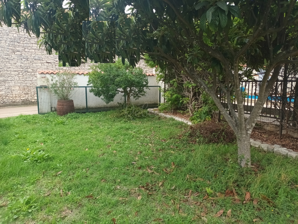 Casa a un piano con piscina, garage, giardino, Peruški