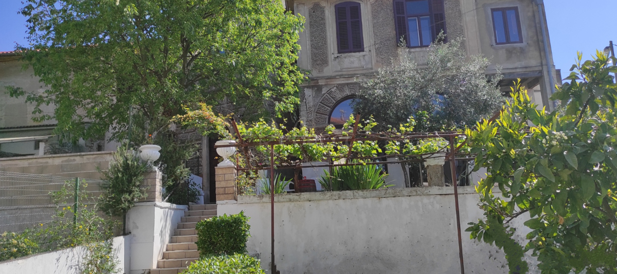 Villa nel centro della città, giardino, garage, Pola