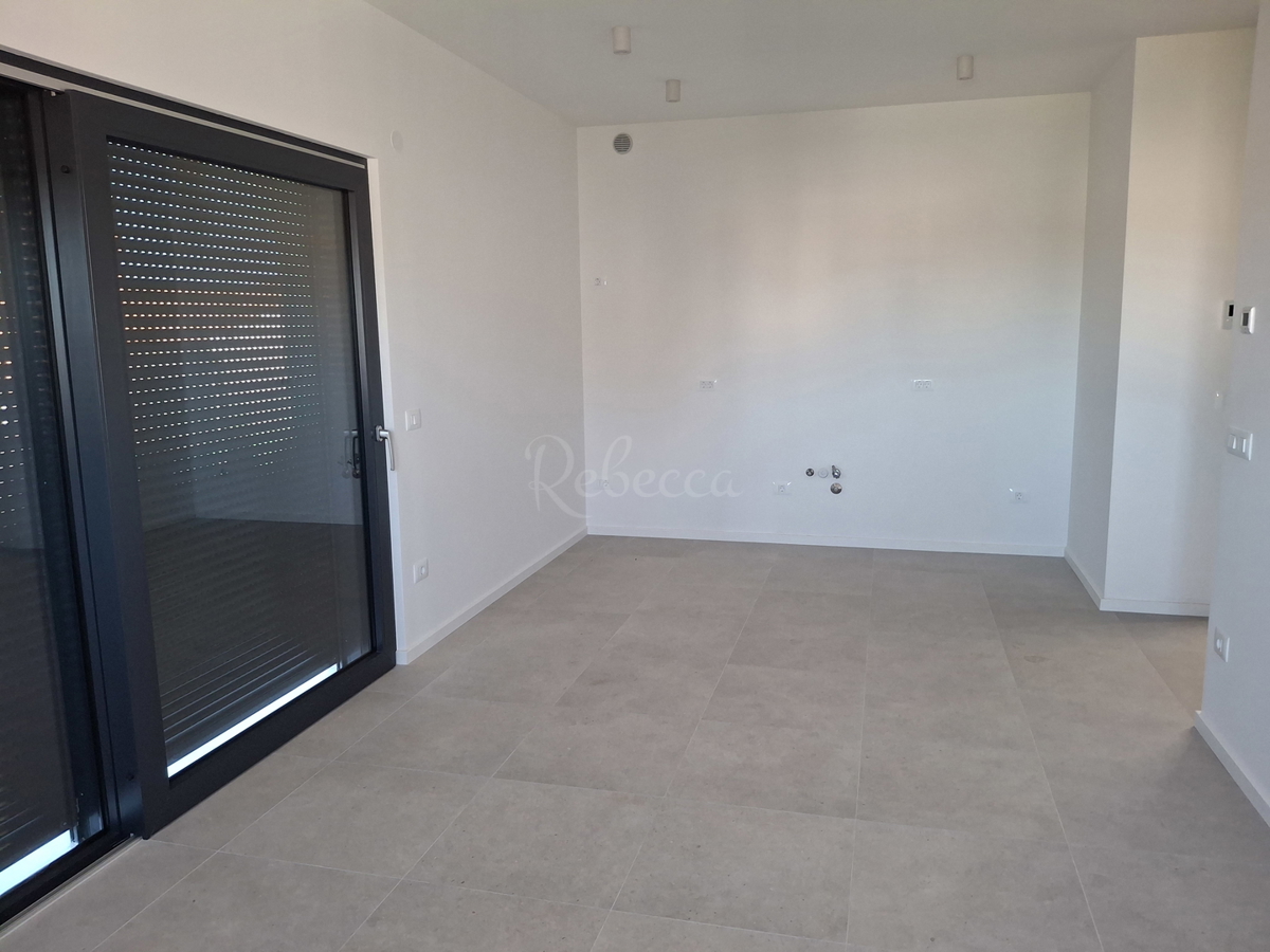 Appartamento in nuova costruzione, 2 camere, parcheggio, 600 m dal mare, Premantura