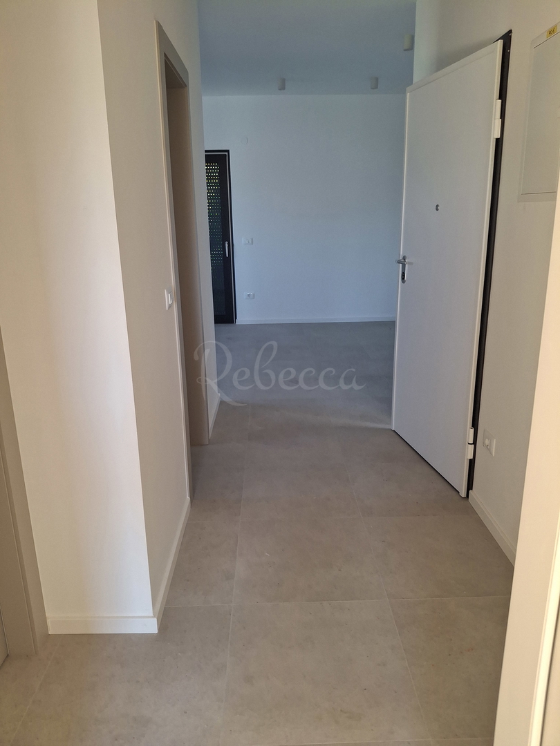 Appartamento in nuova costruzione, 2 camere, parcheggio, 600 m dal mare, Premantura