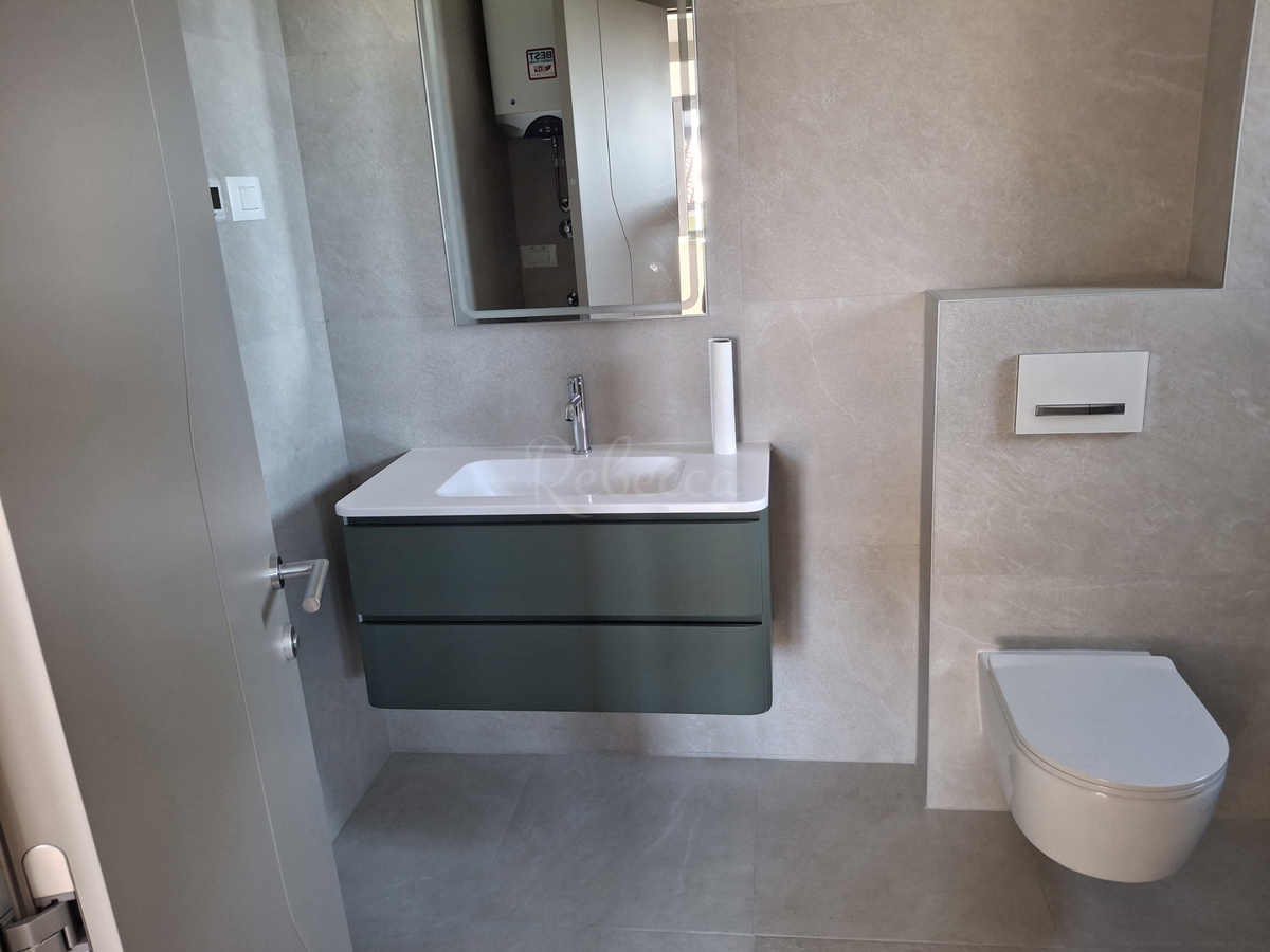 Appartamento in nuova costruzione, 2 camere, parcheggio, 600 m dal mare, Premantura