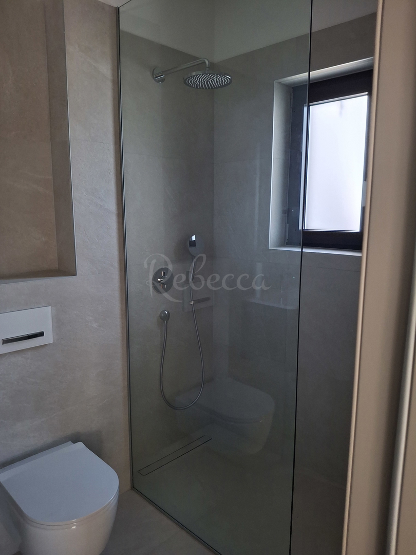 Appartamento in nuova costruzione, 2 camere, parcheggio, 600 m dal mare, Premantura