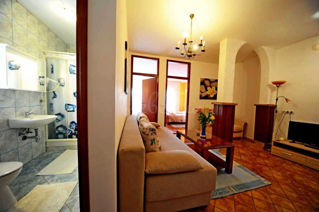 Edificio residenziale e commerciale con vista mare