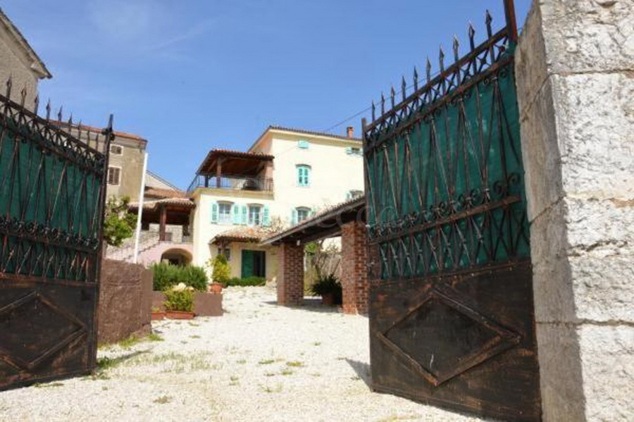 Casa ristrutturata 800 m2 con piscina e vista mare