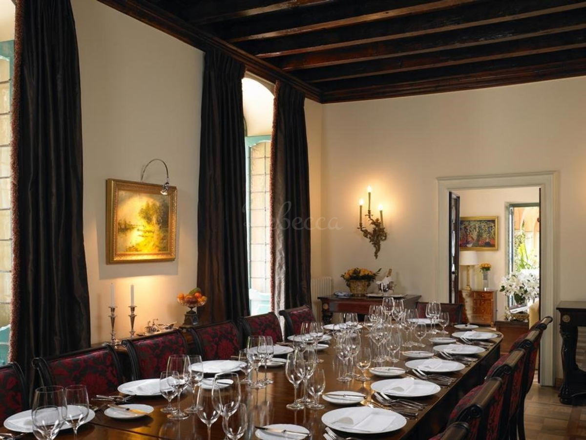 Casa ristrutturata 800 m2 con piscina e vista mare