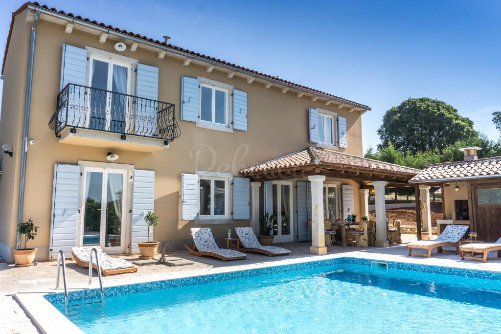 Villa indipendente per vacanze, con piscina, 180 m2, vicino a Svetvinčent