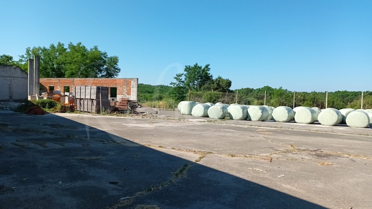 Istria. vicino a Pisino, grande unità commerciale in vendita su 10.000 m2