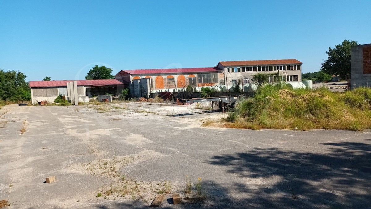 Istria. vicino a Pisino, grande unità commerciale in vendita su 10.000 m2