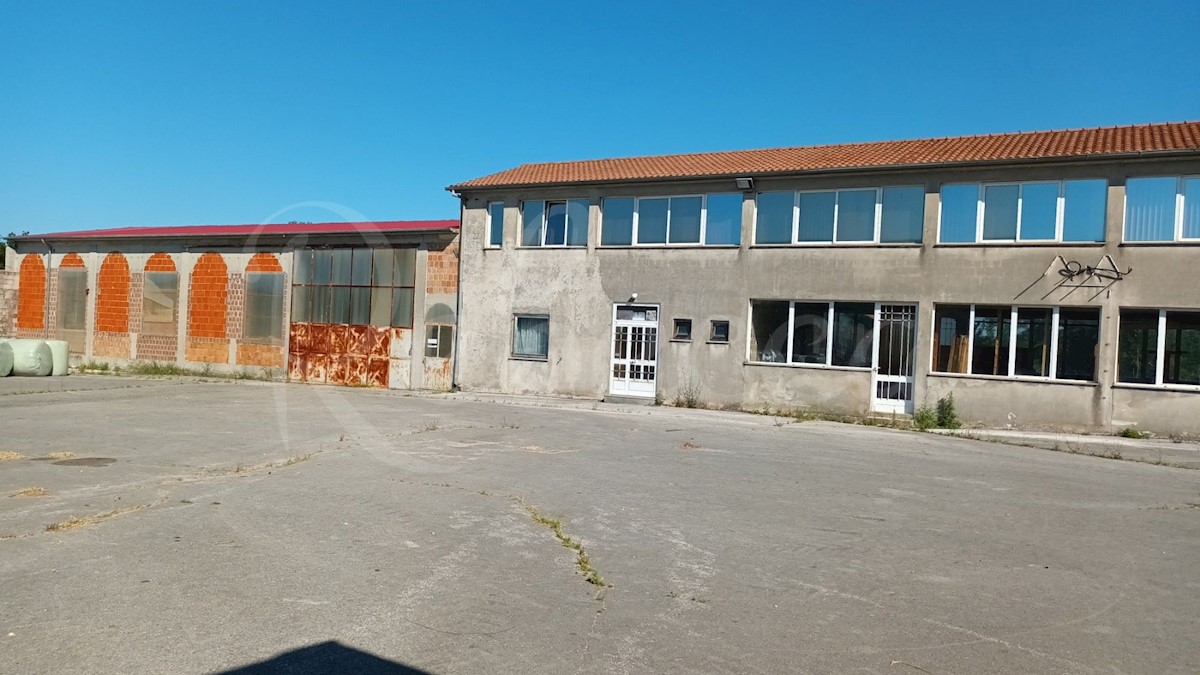 Istria. vicino a Pisino, grande unità commerciale in vendita su 10.000 m2