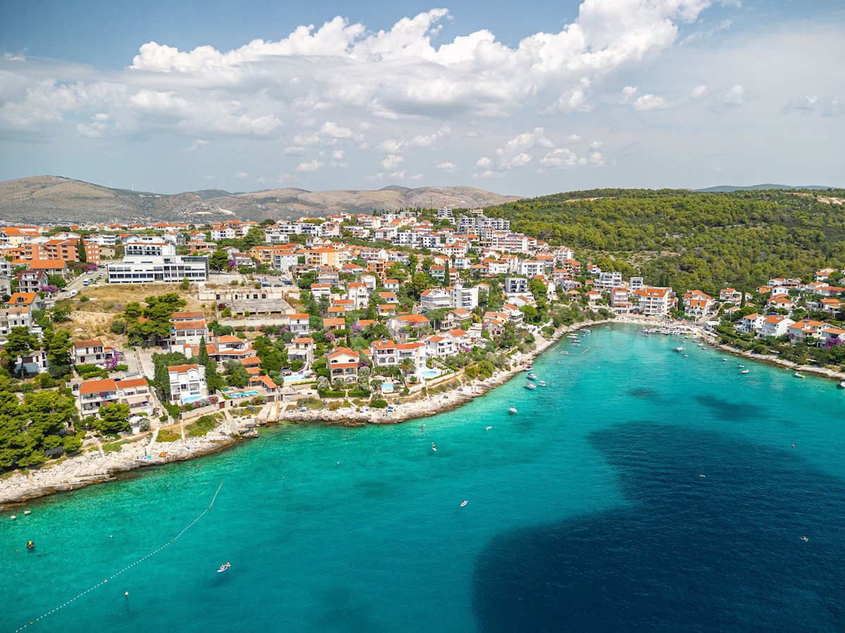 Trogir, Okrug Gornji, luksuzno dvosobno stanovanje s pogledom na morje in bazenom, 150 metrov od morja