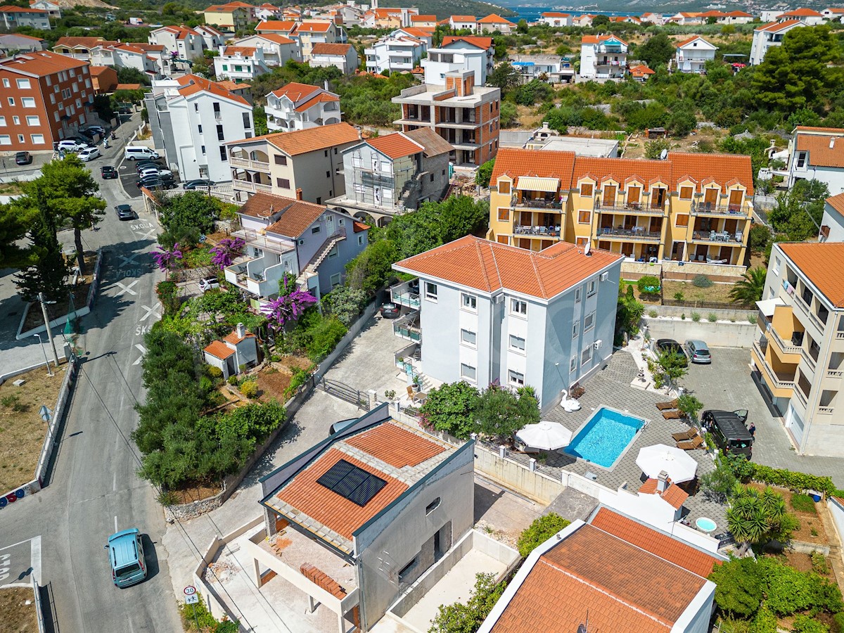 Trogir, Okrug Gornji, luksuzno dvosobno stanovanje s pogledom na morje in bazenom, 150 metrov od morja