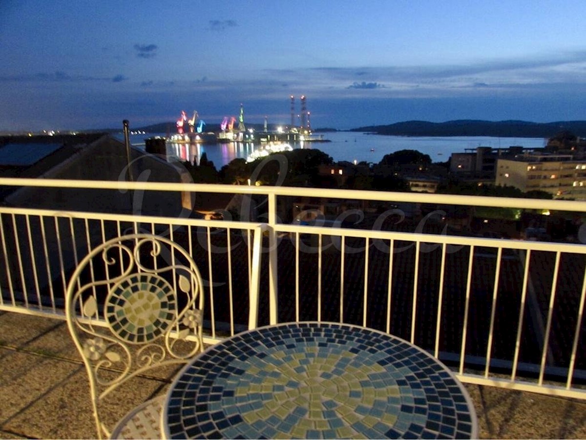 B&B accanto all&apos;Arena, con un&apos;enorme terrazza e vista panoramica sul mare